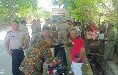 Penjual Daging Babi di Kelurahan Lasiana Ditertibkan Pol PP Kota Kupang.