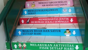 Edukasi Kesehatan ‘Anak Tangga’ Ala Dokter Dominikus Minggu Mere