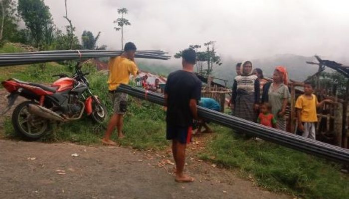 Atasi Kelangkaan Air Bersih, PLN UIP Nusra Serahkan Bantuan Pipa Air kepada Masyarakat Desa Lungar Sekitar Wilayah Pengembangan PLTP Ulumbu 5-6 Poco Leok