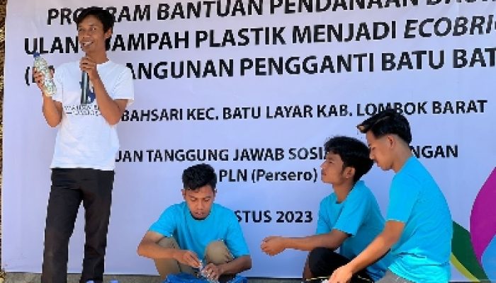 Program TJSL PLN UIP Nusra Serahkan Bantuan Pendanaan Ecobrick untuk Desa Lembahsari