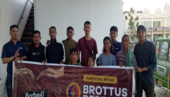 Berbagai Dengan Anak Jalanan,  Fried Chicken (FC) Brottus Kupang Bantu Seragam dan Alat Tulis