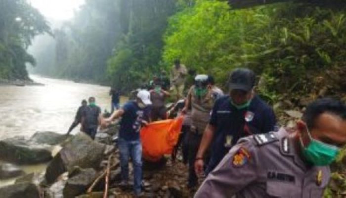 Heboh…! Mayat Perempuan Ditemukan di Aliran Sungai, Polisi Lakukan Evakuasi