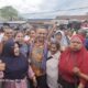 Di Alor, Emak-Emak Pedagang Rebutan Foto dengan Cagub NTT Simon Petrus Kamlasi (SPK)